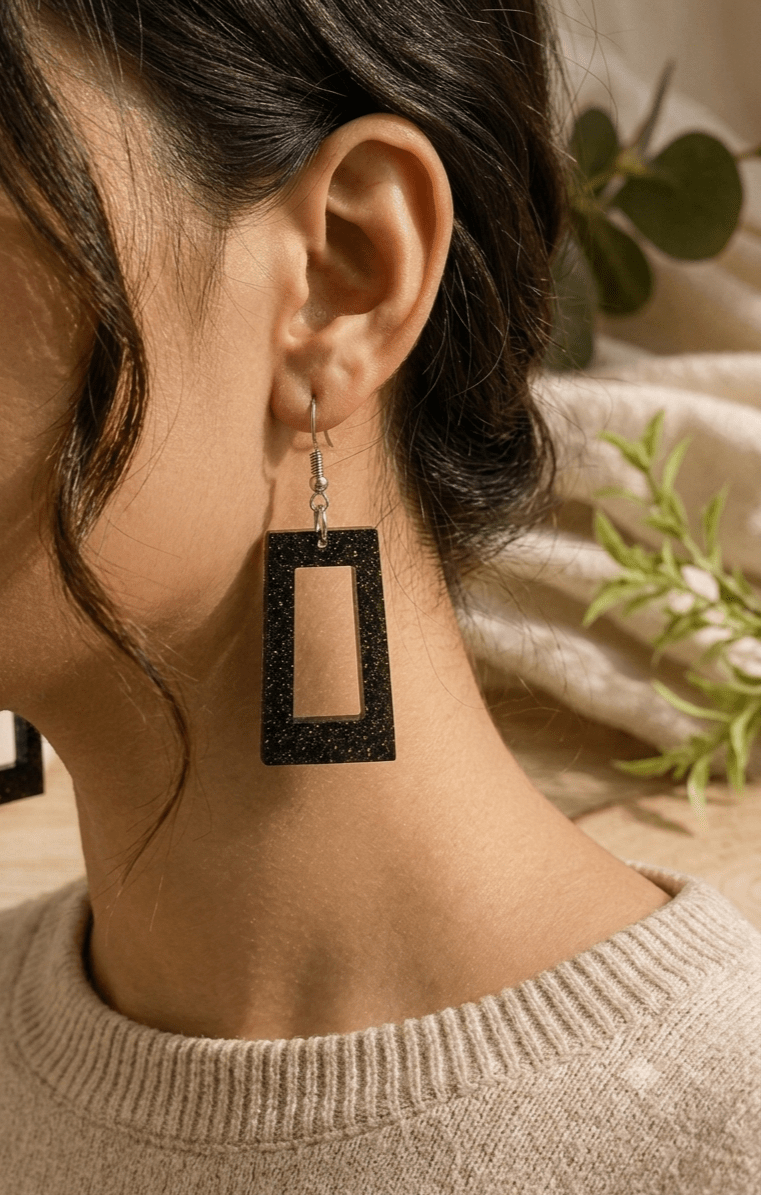 Boucles d'Oreilles Pendantes METROPOLIS – Rectangles Noir Intense & Paillettes Dorées - Créa.Bijoux
