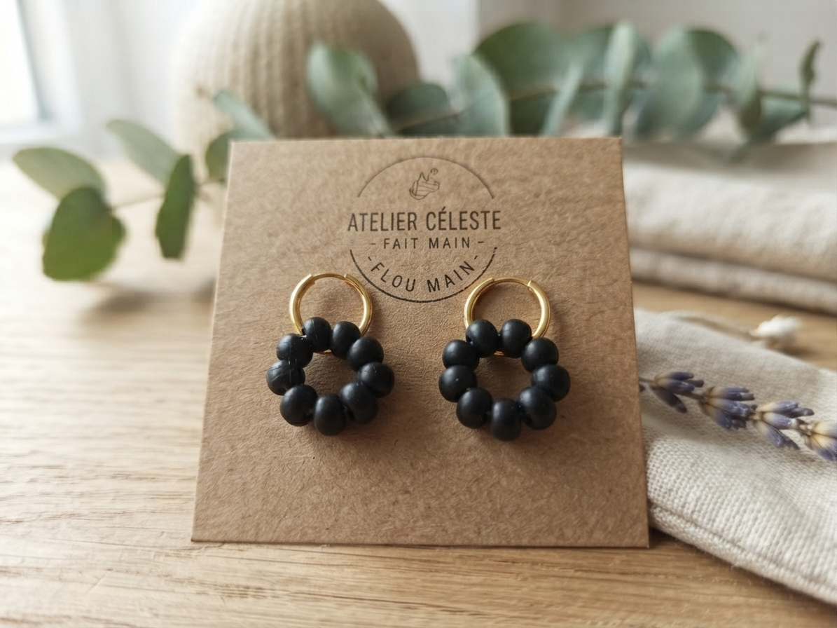 Boucles d'oreilles créoles "Céleste" - Anneaux dorés et perles en résine noire mate