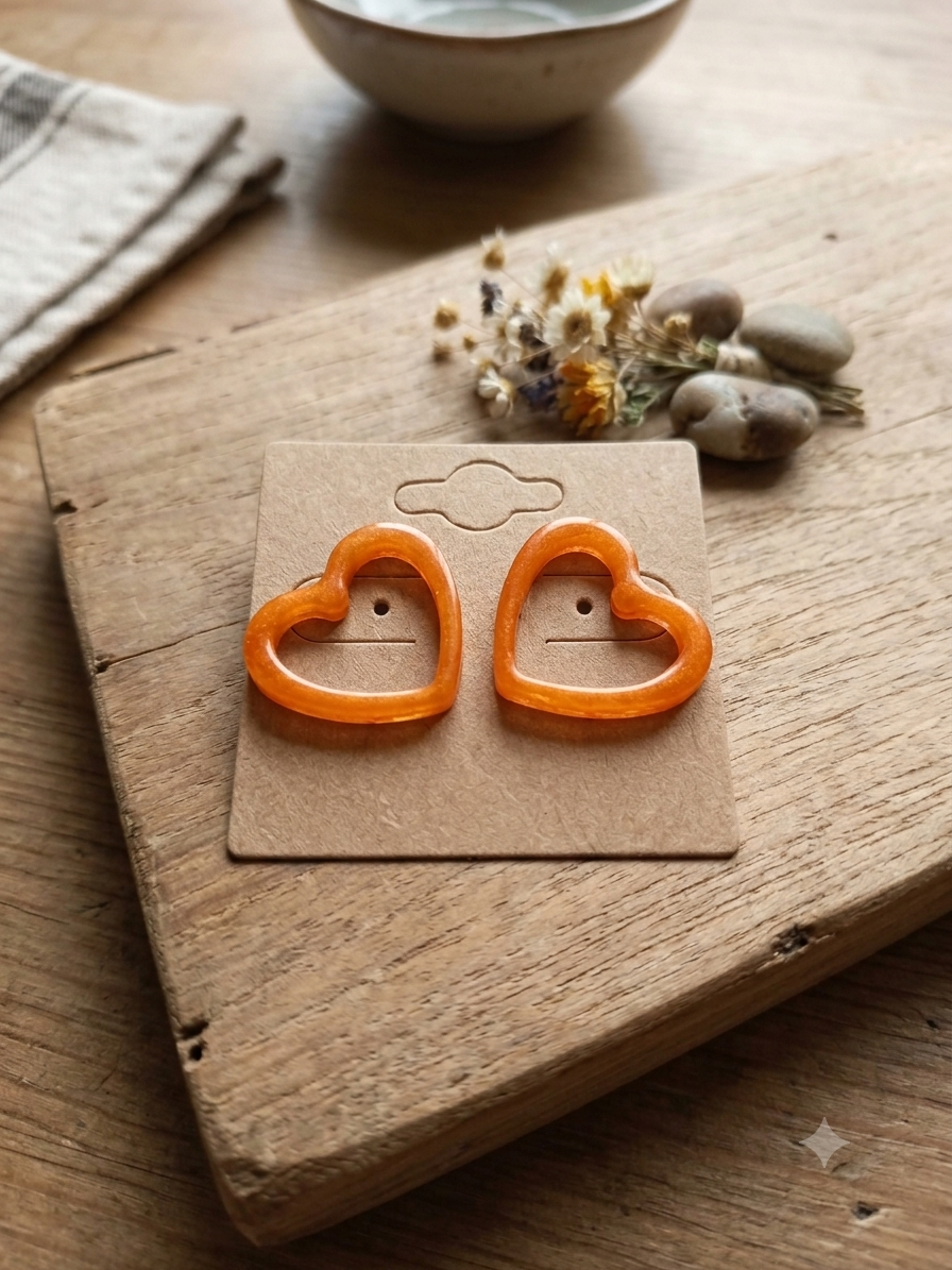 Boucles d'Oreilles Puces COSMOS – Cœurs Évidés Orange Ambre Pailleté