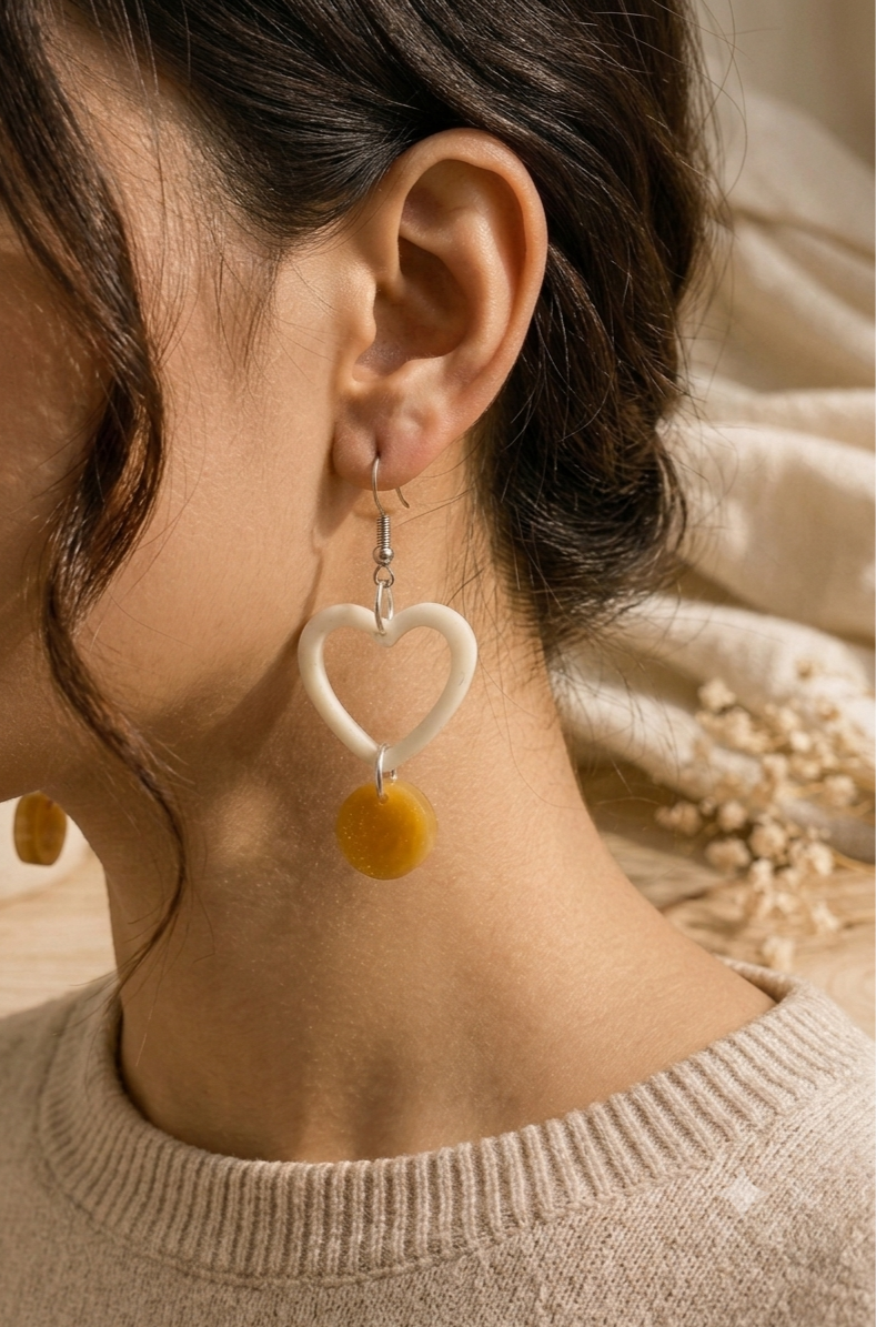 Boucles d'Oreilles Pendantes PALMA – Cœurs Crème & Pastilles Moutarde Dorée