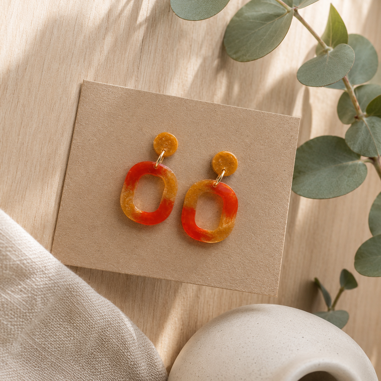 Boucles d'oreilles pendantes "Solstice" - Résine marbrée doré et rouge