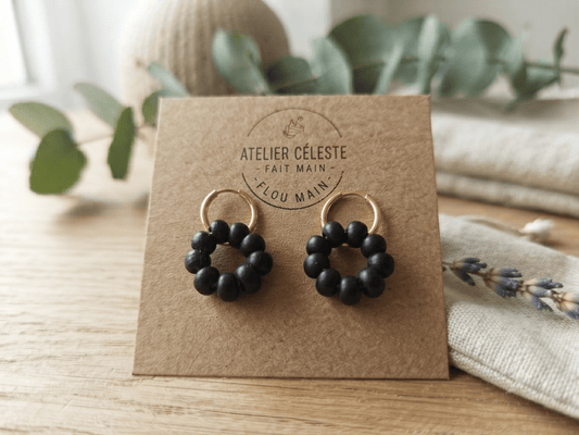 Boucles d'oreilles créoles "Céleste" - Anneaux dorés et perles en résine noire mate - Créa.Bijoux