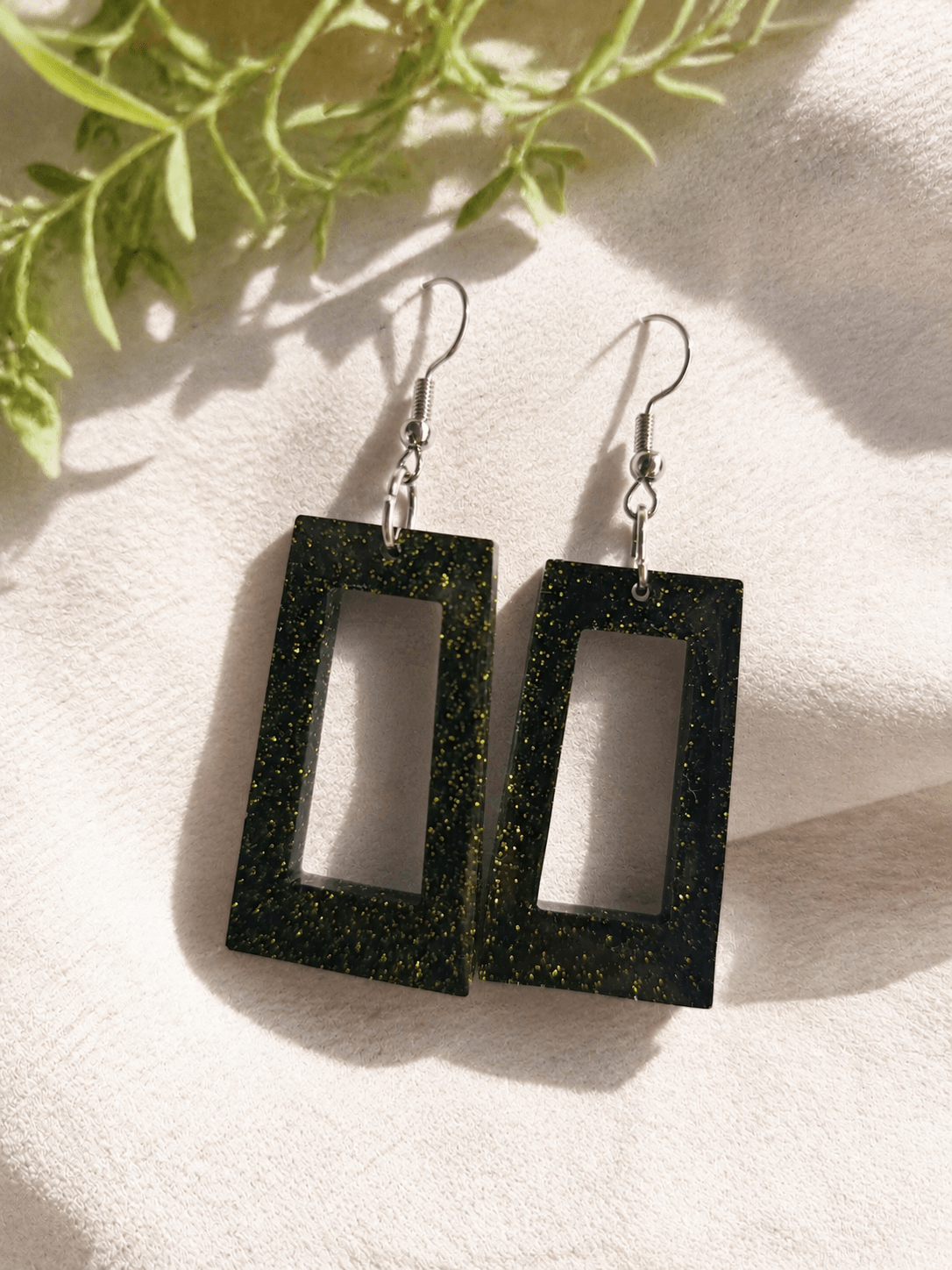 Boucles d'Oreilles Pendantes METROPOLIS – Rectangles Noir Intense & Paillettes Dorées - Créa.Bijoux