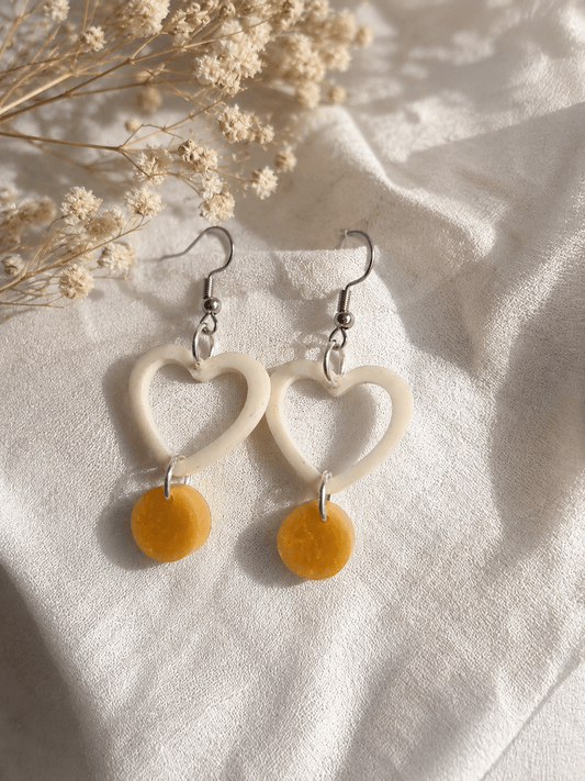 Boucles d'Oreilles Pendantes PALMA – Cœurs Crème & Pastilles Moutarde Dorée - Créa.Bijoux
