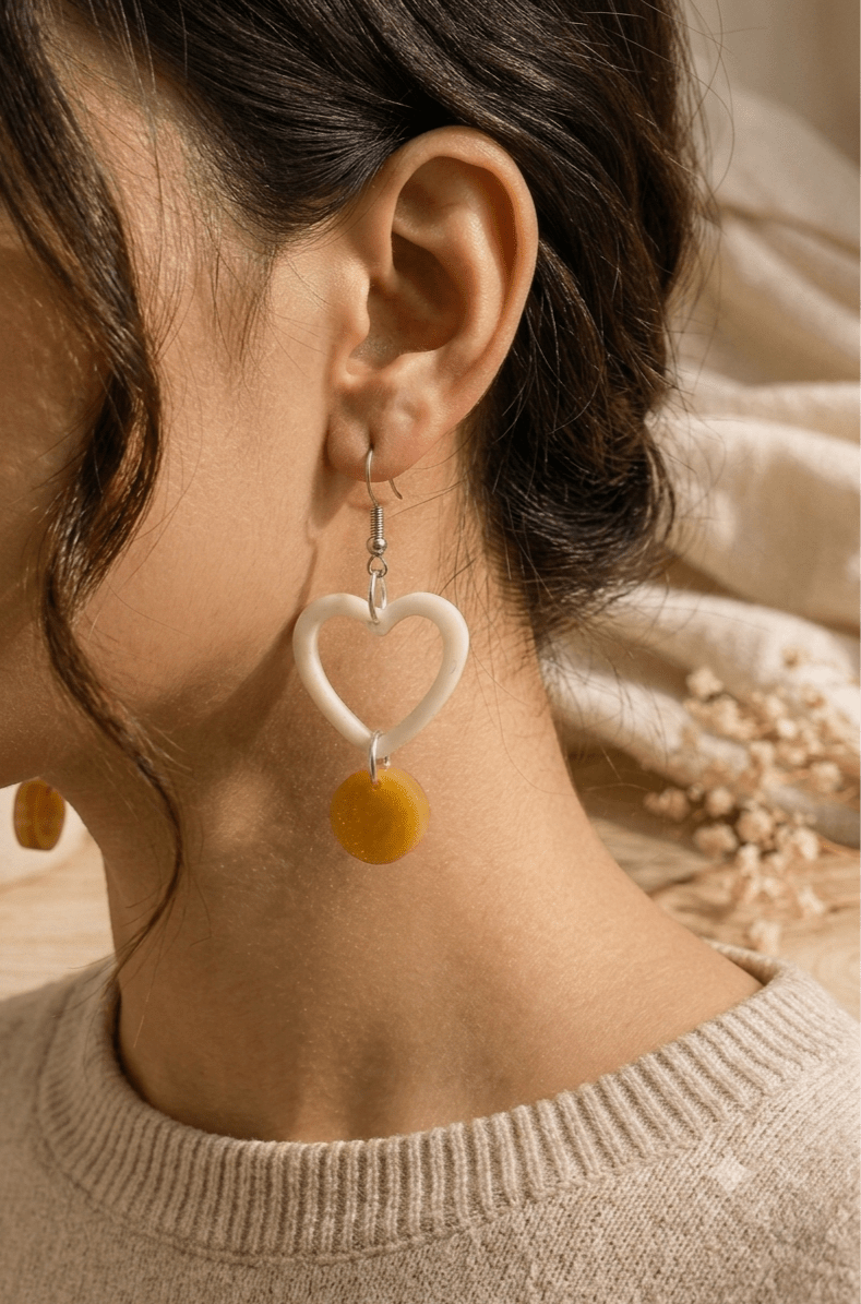 Boucles d'Oreilles Pendantes PALMA – Cœurs Crème & Pastilles Moutarde Dorée - Créa.Bijoux