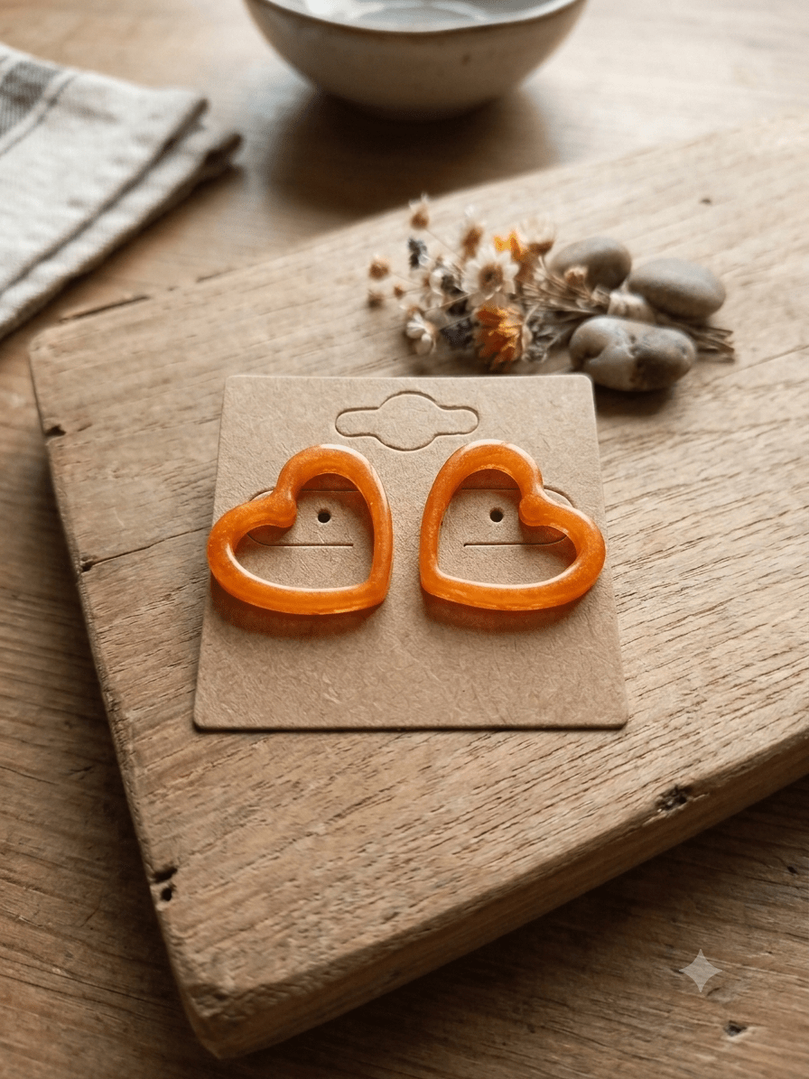 Boucles d'Oreilles Puces COSMOS – Cœurs Évidés Orange Ambre Pailleté - Créa.Bijoux