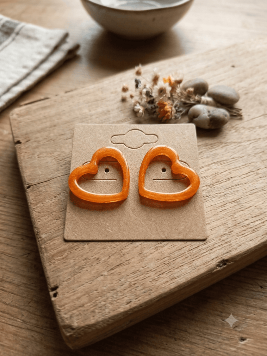 Boucles d'Oreilles Puces COSMOS – Cœurs Évidés Orange Ambre Pailleté - Créa.Bijoux