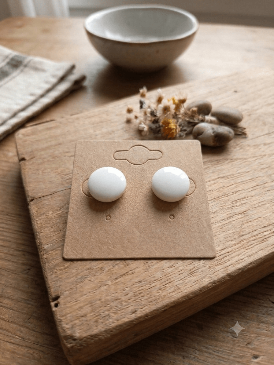 Boucles d'Oreilles Puces LUNA – Cabochons Ronds Blanc Éclatant - Créa.Bijoux