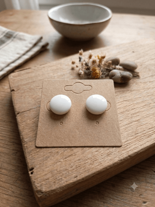 Boucles d'Oreilles Puces LUNA – Cabochons Ronds Blanc Éclatant - Créa.Bijoux