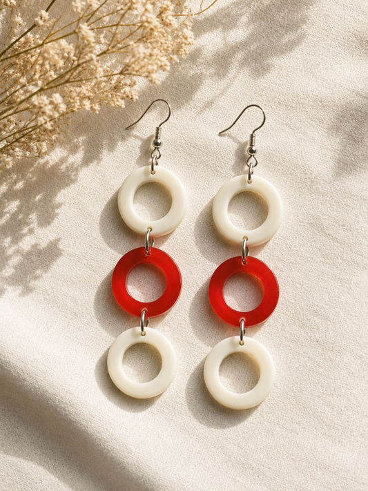 Boucles d'Oreilles Pendantes PALMA – Cascade d'Anneaux Rétro Blanc Crème & Rouge Éclatant