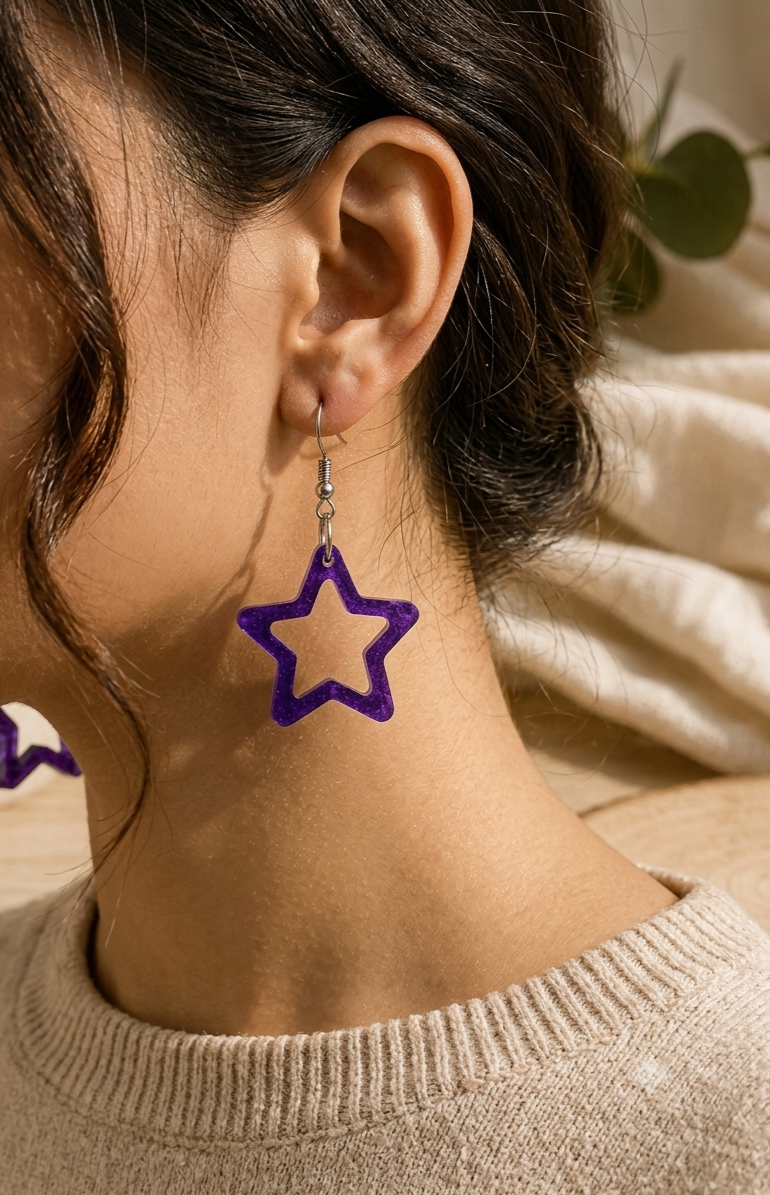Boucles d'Oreilles Pendantes COSMOS – Étoiles Évidées Violet Pailleté
