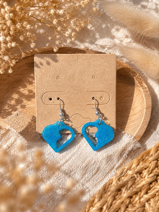 Boucles d'Oreilles Pendantes AMOUR – Cœurs Évidés Bleu Lagon Pailleté