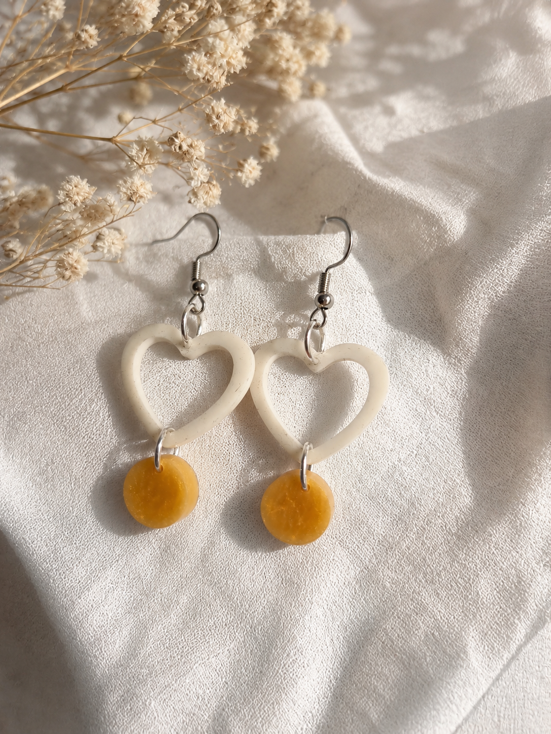 Boucles d'Oreilles Pendantes PALMA – Cœurs Crème & Pastilles Moutarde Dorée